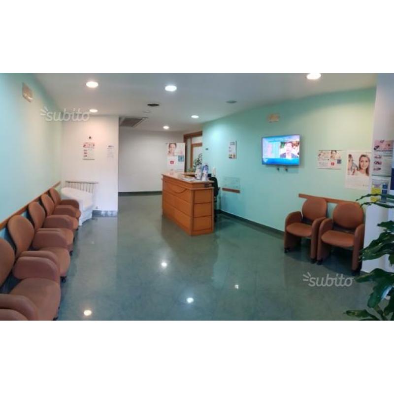 Camera/stanza attrezzata in elegante studio medico